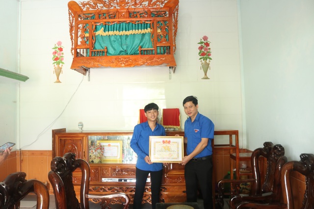 Tặng Bằng khen cho 2 thanh niên cứu 5 em nhỏ đuối nước trên biển - 1 Tặng Bằng khen cho 2 thanh niên cứu 5 em nhỏ đuối nước trên biển - 1