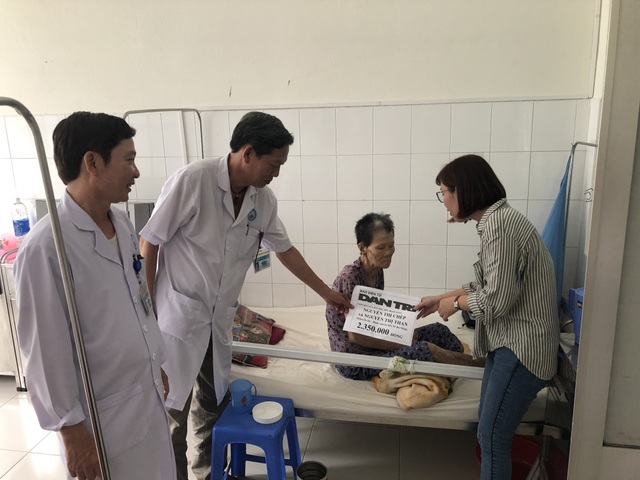 Trao tiếp quà nhân ái đến hai cụ bà xin sống tới cuối đời trong bệnh viện - 2 Trao tiếp quà nhân ái đến hai cụ bà xin sống tới cuối đời trong bệnh viện - 2