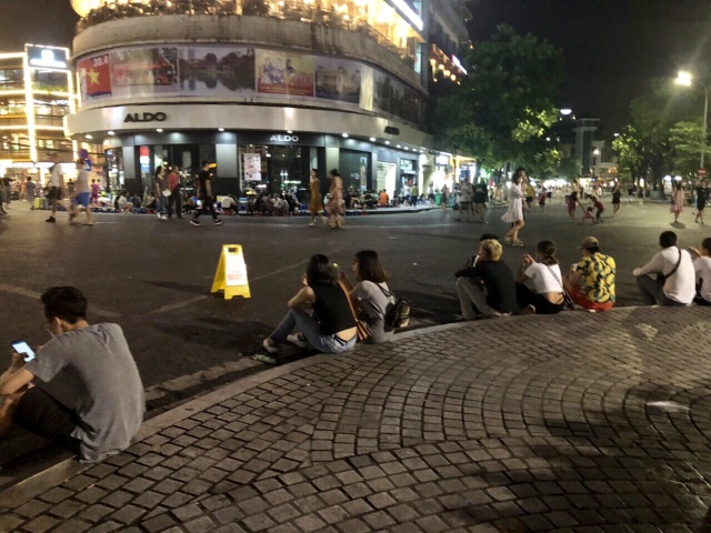 Hà Nội: Ghi hình người xả rác trên phố đi bộ để xử phạt - 5 Hà Nội: Ghi hình người xả rác trên phố đi bộ để xử phạt - 5