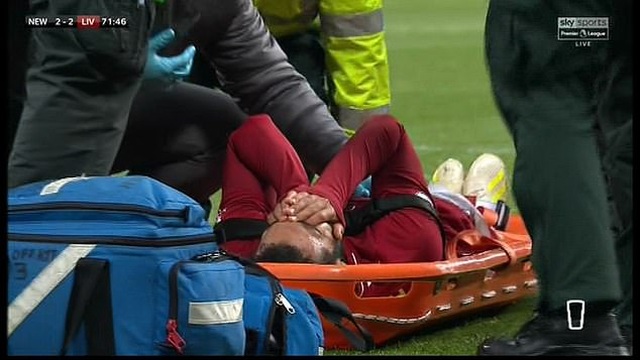 Chấn thương nặng, Mohamed Salah bật khóc rời sân trên cáng