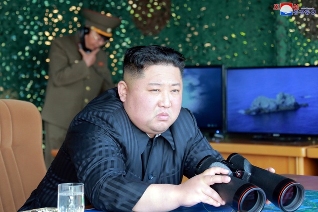 Ông Kim Jong-un trực tiếp thị sát vụ phóng tên lửa đầu tiên sau gần 2 năm - 2 Ông Kim Jong-un trực tiếp thị sát vụ phóng tên lửa đầu tiên sau gần 2 năm - 2