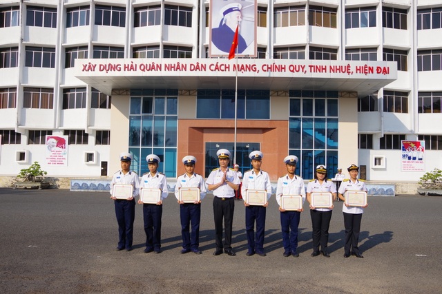 Học viện Hải Quân khen thưởng thành tích học viên dự thi Olympic Toán học - 2 Học viện Hải Quân khen thưởng thành tích học viên dự thi Olympic Toán học - 2