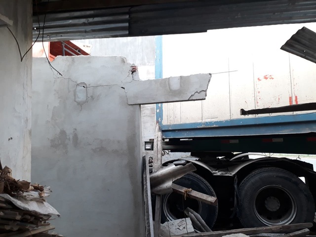Xe đầu kéo lao thẳng vào nhà dân, cả nhà may mắn thoát nạn - 3 Xe đầu kéo lao thẳng vào nhà dân, cả nhà may mắn thoát nạn - 3