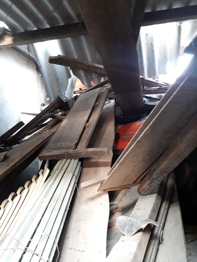 Xe đầu kéo lao thẳng vào nhà dân, cả nhà may mắn thoát nạn - 4 Xe đầu kéo lao thẳng vào nhà dân, cả nhà may mắn thoát nạn - 4
