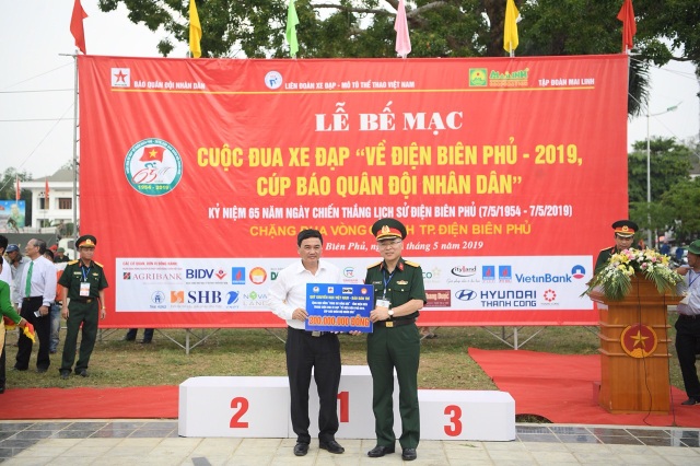 Quỹ Vòng tay đồng đội tiếp tục trao 200 triệu đồng giúp đỡ học sinh nghèo tỉnh Điện Biên - 10 Quỹ Vòng tay đồng đội tiếp tục trao 200 triệu đồng giúp đỡ học sinh nghèo tỉnh Điện Biên - 10