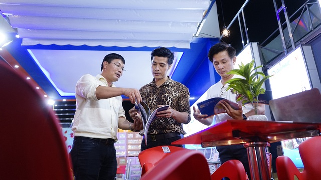 Đại sứ hàng Việt bất ngờ khi thấy thiết bị nội thất ở nhà mình có mặt… tại hội chợ! - 5 Đại sứ hàng Việt bất ngờ khi thấy thiết bị nội thất ở nhà mình có mặt… tại hội chợ! - 5