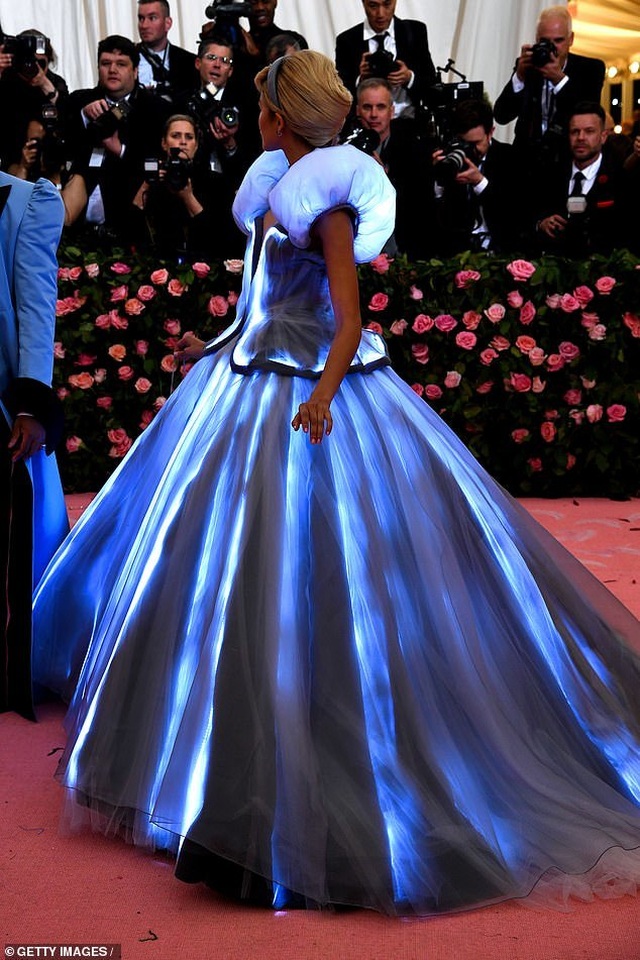 Zendaya mặc váy đổi màu hóa thành Lọ Lem trên thảm đỏ Met gala - 7 Zendaya mặc váy đổi màu hóa thành Lọ Lem trên thảm đỏ Met gala - 7