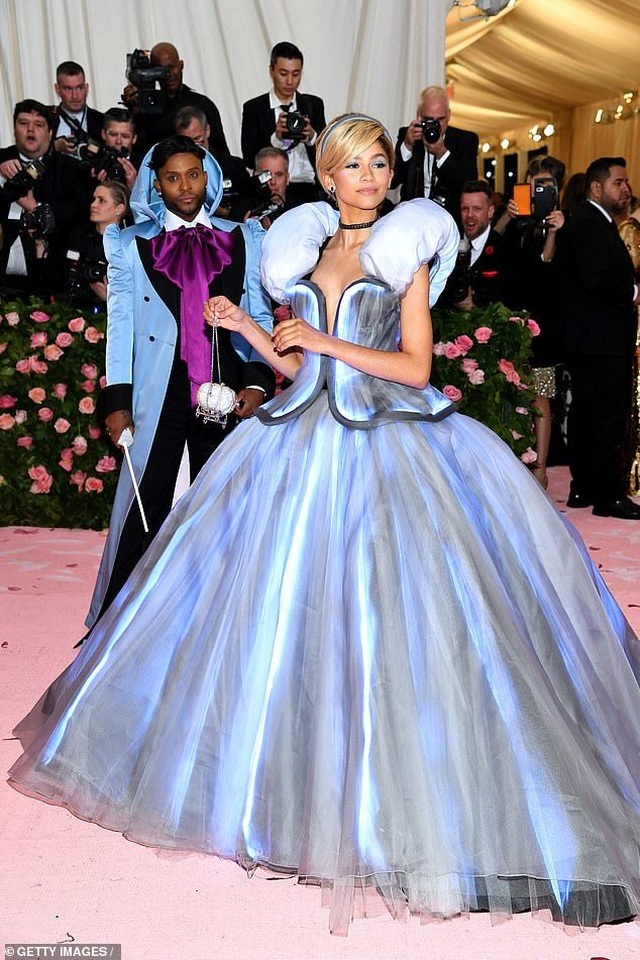 Zendaya mặc váy đổi màu hóa thành Lọ Lem trên thảm đỏ Met gala - 8 Zendaya mặc váy đổi màu hóa thành Lọ Lem trên thảm đỏ Met gala - 8