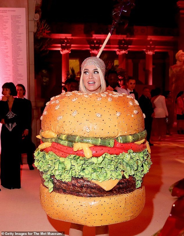 Hết mặc đèn chùm, Katy Perry lại mặc... bánh hamburger - 4 Hết mặc đèn chùm, Katy Perry lại mặc... bánh hamburger - 4