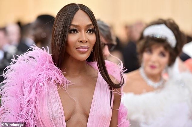 Naomi Campbell hóa đóa hoa tím quyến rũ - 5 Naomi Campbell hóa đóa hoa tím quyến rũ - 5