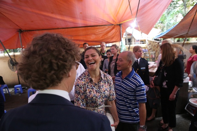 Công chúa Thụy Điển thưởng thức bún bò Nam Bộ tại quán ăn bình dân - 2