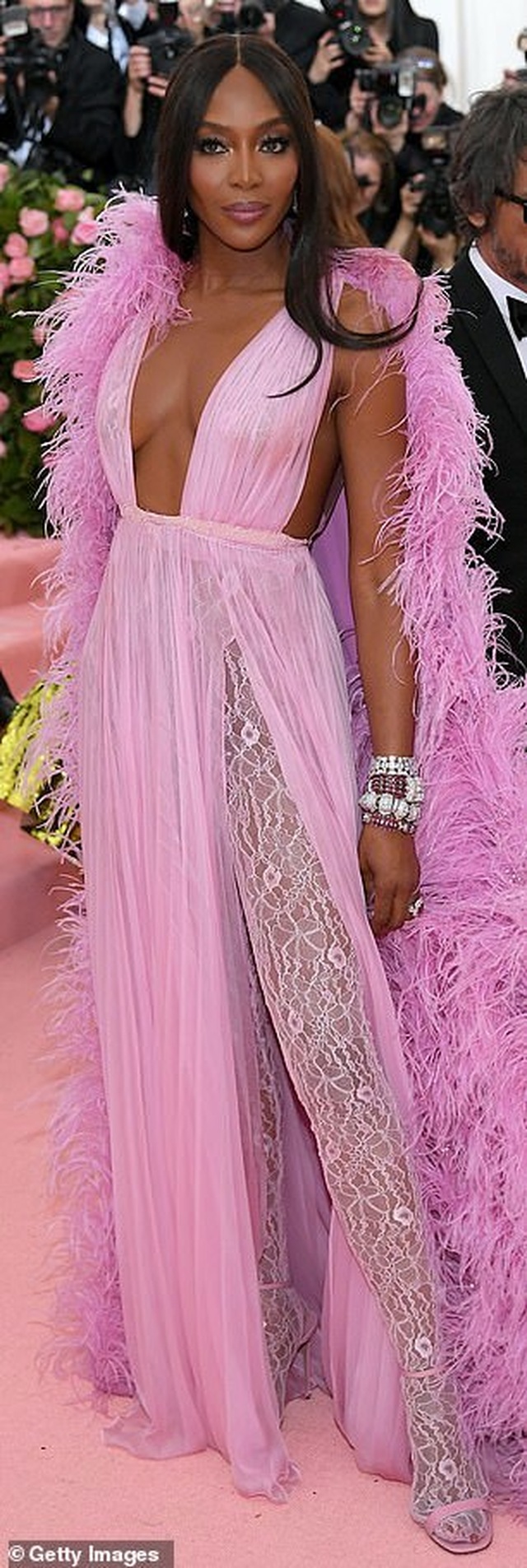 Naomi Campbell hóa đóa hoa tím quyến rũ - 3 Naomi Campbell hóa đóa hoa tím quyến rũ - 3