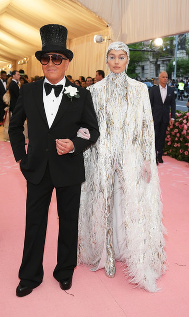 Cara Delevingne đội mũ gắn răng giả, vỏ chuối, trứng ốp dự Met gala - 8 Cara Delevingne đội mũ gắn răng giả, vỏ chuối, trứng ốp dự Met gala - 8