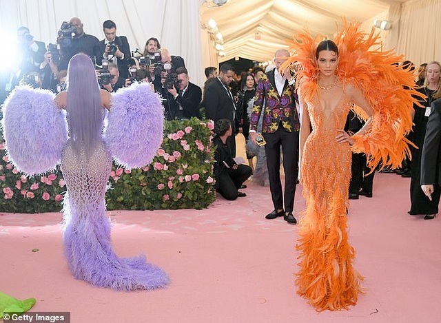 Hai em cô Kim sexy trên thảm đỏ Met gala - 9 Hai em cô Kim sexy trên thảm đỏ Met gala - 9