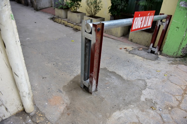 Hà Nội: Dân cư ngõ nhỏ tự dựng barie kiên cố chặn xe máy vì quá ồn - 2 Hà Nội: Dân cư ngõ nhỏ tự dựng barie kiên cố chặn xe máy vì quá ồn - 2