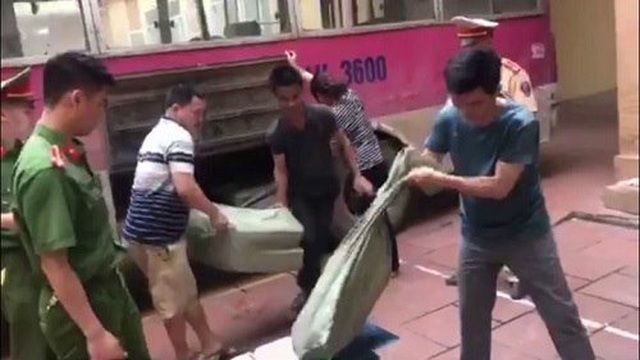 Phát hiện thu giữ hơn 1 tấn thịt vịt đông lạnh không rõ nguồn gốc - 1 Phát hiện thu giữ hơn 1 tấn thịt vịt đông lạnh không rõ nguồn gốc - 1