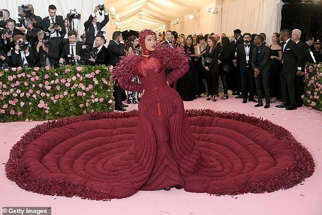 Cardi B gây choáng với váy siêu cầu kỳ - 9 Cardi B gây choáng với váy siêu cầu kỳ - 9