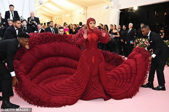 Cardi B gây choáng với váy siêu cầu kỳ - 1 Cardi B gây choáng với váy siêu cầu kỳ - 1