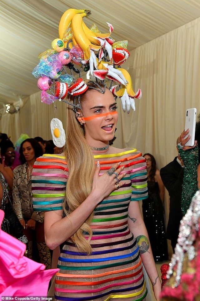 Cara Delevingne đội mũ gắn răng giả, vỏ chuối, trứng ốp dự Met gala - 1 Cara Delevingne đội mũ gắn răng giả, vỏ chuối, trứng ốp dự Met gala - 1