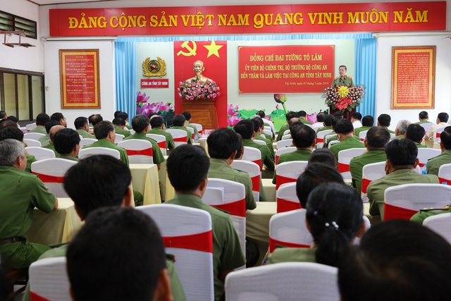 Bộ trưởng Bộ Công an: Tây Ninh cần tập trung đấu tranh với buôn lậu, ma túy - 2 Bộ trưởng Bộ Công an: Tây Ninh cần tập trung đấu tranh với buôn lậu, ma túy - 2