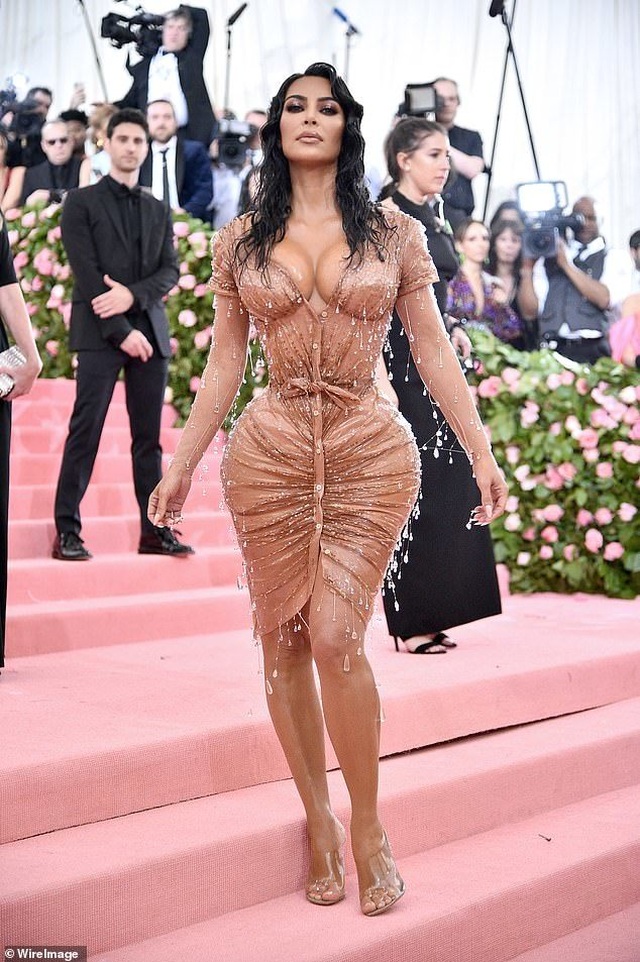 Kim Kardashian thừa nhận không thể ngồi vì váy bó sát - 1 Kim Kardashian thừa nhận không thể ngồi vì váy bó sát - 1