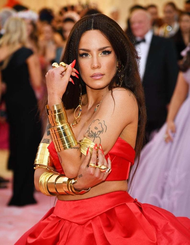 Những món phụ kiện điên rồ trên thảm đỏ Met gala - 4 Những món phụ kiện điên rồ trên thảm đỏ Met gala - 4