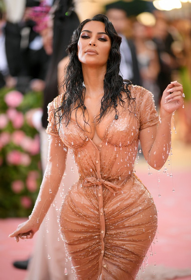Kim Kardashian thừa nhận không thể ngồi vì váy bó sát - 3 Kim Kardashian thừa nhận không thể ngồi vì váy bó sát - 3