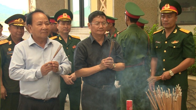Đón 43 hài cốt liệt sĩ hy sinh tại Lào về quê hương - 2 Đón 43 hài cốt liệt sĩ hy sinh tại Lào về quê hương - 2