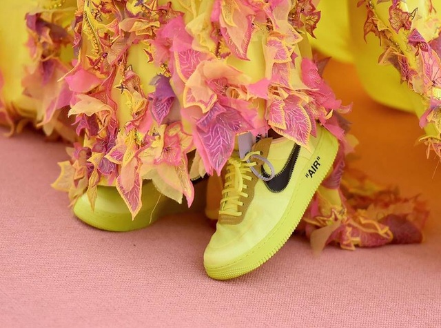 Những món phụ kiện điên rồ trên thảm đỏ Met gala - 6 Những món phụ kiện điên rồ trên thảm đỏ Met gala - 6