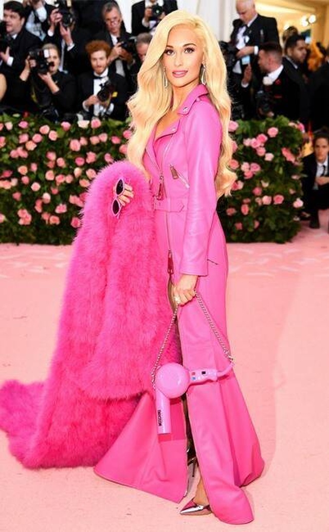 Những món phụ kiện điên rồ trên thảm đỏ Met gala - 10 Những món phụ kiện điên rồ trên thảm đỏ Met gala - 10