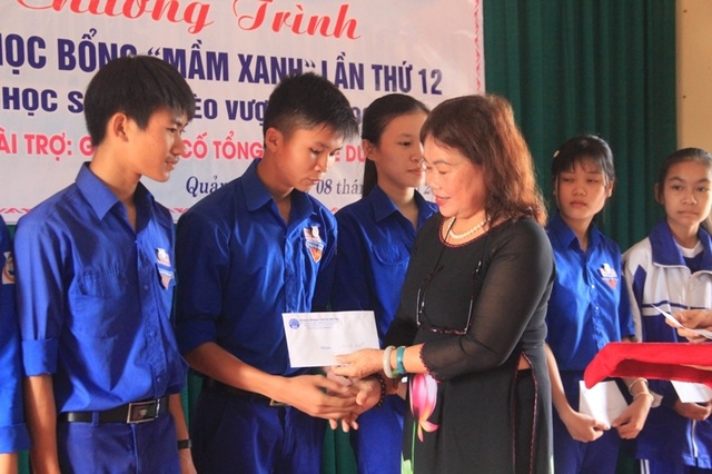 Trao hàng chục suất học bổng đến học sinh nghèo vượt khó - 1 Trao hàng chục suất học bổng đến học sinh nghèo vượt khó - 1