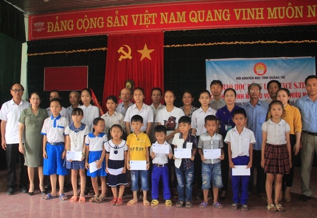 Trao hàng chục suất học bổng đến học sinh nghèo vượt khó - 3 Trao hàng chục suất học bổng đến học sinh nghèo vượt khó - 3