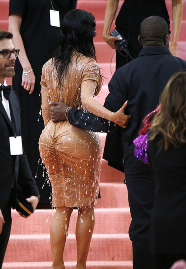Kim Kardashian thừa nhận không thể ngồi vì váy bó sát - 6 Kim Kardashian thừa nhận không thể ngồi vì váy bó sát - 6