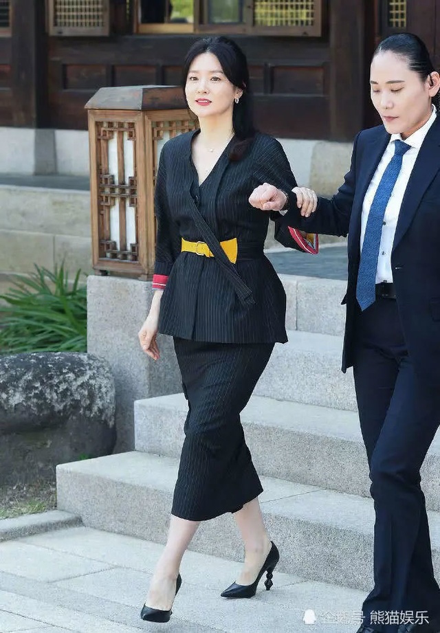 Vẻ đẹp vượt thời gian cùng cuộc hôn nhân bí ẩn bên ông xã hơn 20 tuổi của Nàng Dae Jang Geum Lee Young Ae - 4 Vẻ đẹp vượt thời gian cùng cuộc hôn nhân bí ẩn bên ông xã hơn 20 tuổi của Nàng Dae Jang Geum Lee Young Ae - 4