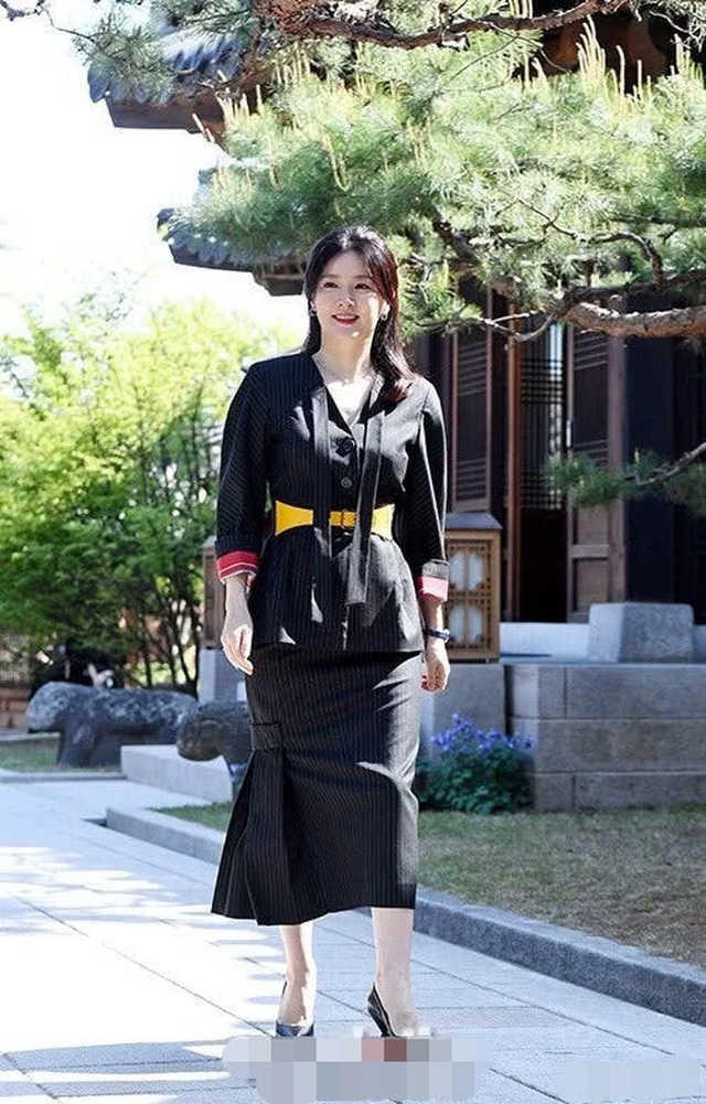 Vẻ đẹp vượt thời gian cùng cuộc hôn nhân bí ẩn bên ông xã hơn 20 tuổi của Nàng Dae Jang Geum Lee Young Ae - 3 Vẻ đẹp vượt thời gian cùng cuộc hôn nhân bí ẩn bên ông xã hơn 20 tuổi của Nàng Dae Jang Geum Lee Young Ae - 3