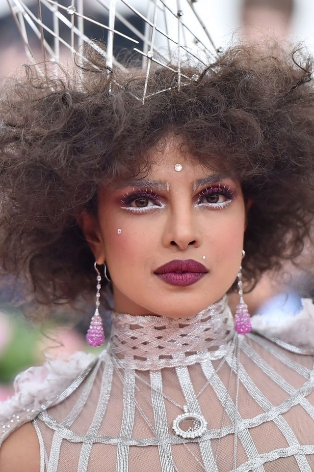 Những kiểu tóc và trang điểm ấn tượng tại Met gala - 13 Những kiểu tóc và trang điểm ấn tượng tại Met gala - 13