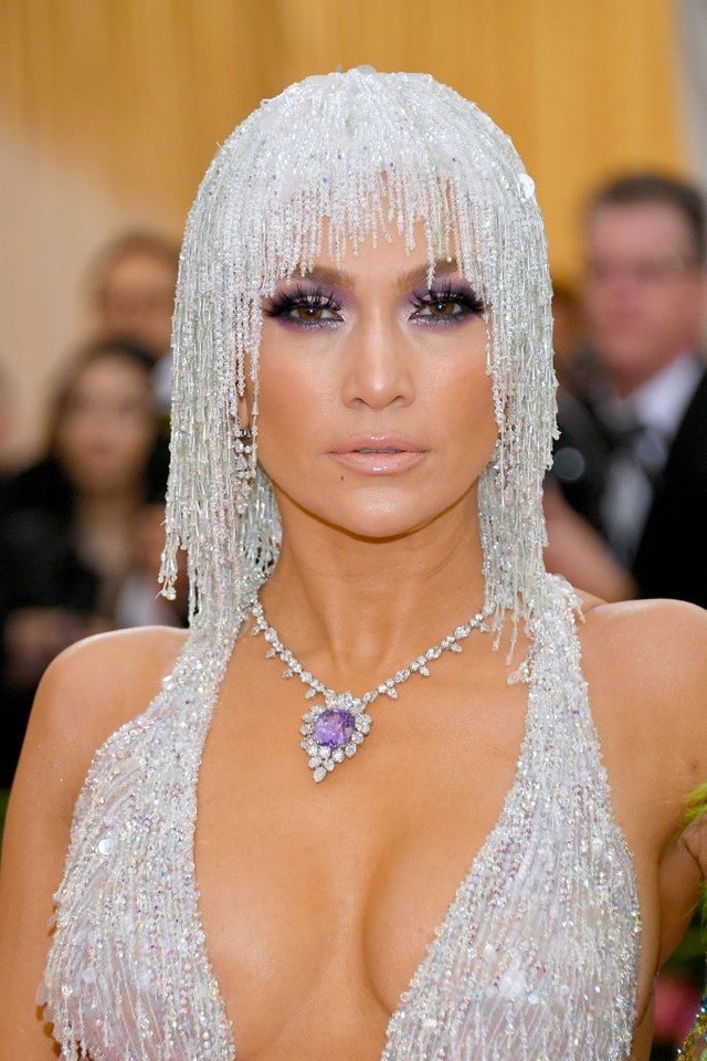 Những kiểu tóc và trang điểm ấn tượng tại Met gala - 19 Những kiểu tóc và trang điểm ấn tượng tại Met gala - 19