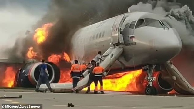 Video cơ phó liều mình cứu cơ trưởng trên máy bay Nga bốc cháy - 2 Video cơ phó liều mình cứu cơ trưởng trên máy bay Nga bốc cháy - 2