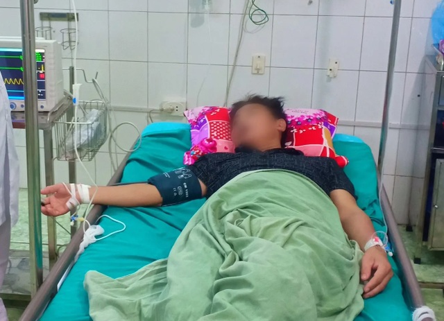 Ngâm loại củ thuộc thuốc độc bảng A để uống, hai người ngộ độc nặng - 1 Ngâm loại củ thuộc thuốc độc bảng A để uống, hai người ngộ độc nặng - 1