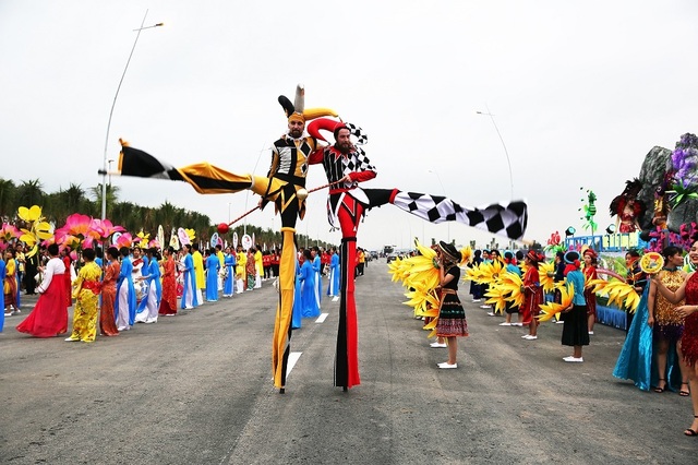 Sau Carnaval, điều gì giúp du lịch Hạ Long tiếp tục “bùng cháy” mùa hè này ? - 3 Sau Carnaval, điều gì giúp du lịch Hạ Long tiếp tục “bùng cháy” mùa hè này ? - 3