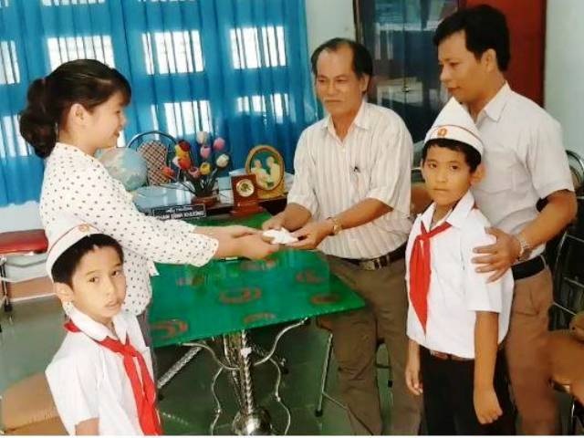 Hai học sinh lớp 3 trả lại vàng, người mua phế liệu xúc động - 2 Hai học sinh lớp 3 trả lại vàng, người mua phế liệu xúc động - 2