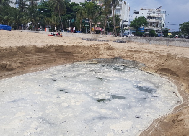Nha Trang: Bãi biển ô nhiễm nặng khiến du khách chạy mất dép - 1 Nha Trang: Bãi biển ô nhiễm nặng khiến du khách chạy mất dép - 1