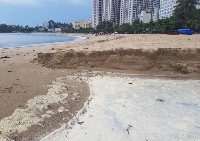 Nha Trang: Bãi biển ô nhiễm nặng khiến du khách chạy mất dép - 3 Nha Trang: Bãi biển ô nhiễm nặng khiến du khách chạy mất dép - 3