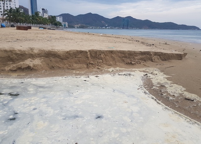 Nha Trang: Bãi biển ô nhiễm nặng khiến du khách chạy mất dép - 2 Nha Trang: Bãi biển ô nhiễm nặng khiến du khách chạy mất dép - 2
