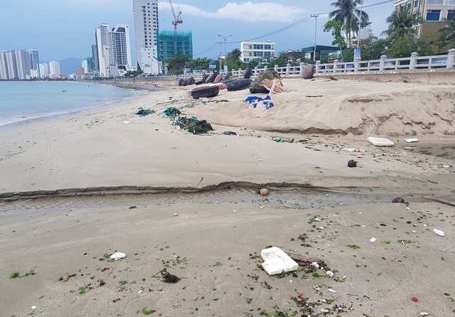 Nha Trang: Bãi biển ô nhiễm nặng khiến du khách chạy mất dép - 6 Nha Trang: Bãi biển ô nhiễm nặng khiến du khách chạy mất dép - 6