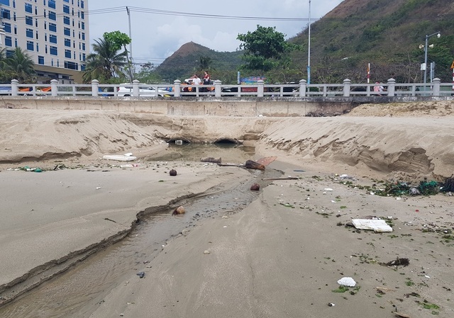Nha Trang: Bãi biển ô nhiễm nặng khiến du khách chạy mất dép - 5 Nha Trang: Bãi biển ô nhiễm nặng khiến du khách chạy mất dép - 5