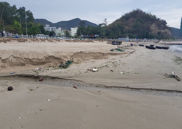 Nha Trang: Bãi biển ô nhiễm nặng khiến du khách chạy mất dép - 4 Nha Trang: Bãi biển ô nhiễm nặng khiến du khách chạy mất dép - 4