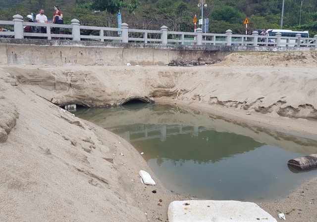 Nha Trang: Bãi biển ô nhiễm nặng khiến du khách chạy mất dép - 7 Nha Trang: Bãi biển ô nhiễm nặng khiến du khách chạy mất dép - 7