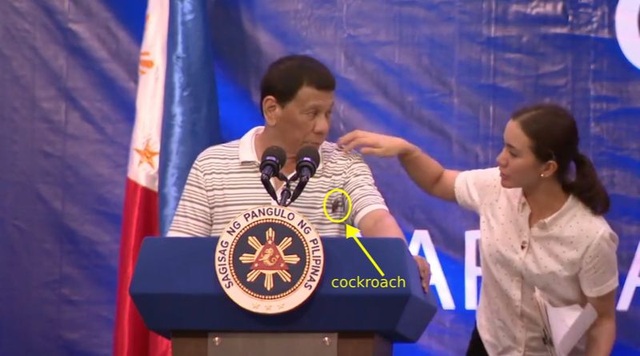 Tổng thống Philippines khi bị gián bò lên người trong lúc phát biểu
