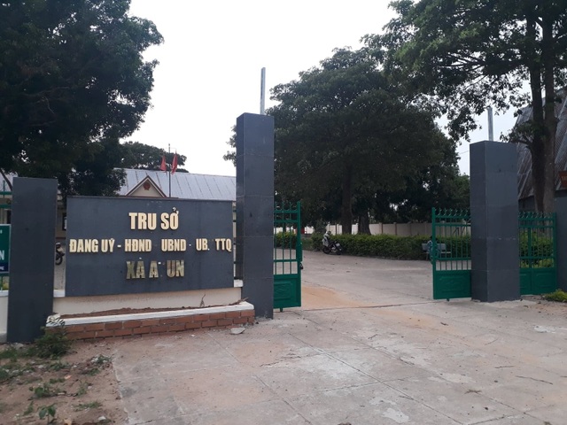 Xã cấp sai giấy chứng nhận hộ nghèo cho dân trên toàn xã, đòi thu thêm phí! - 2 Xã cấp sai giấy chứng nhận hộ nghèo cho dân trên toàn xã, đòi thu thêm phí! - 2